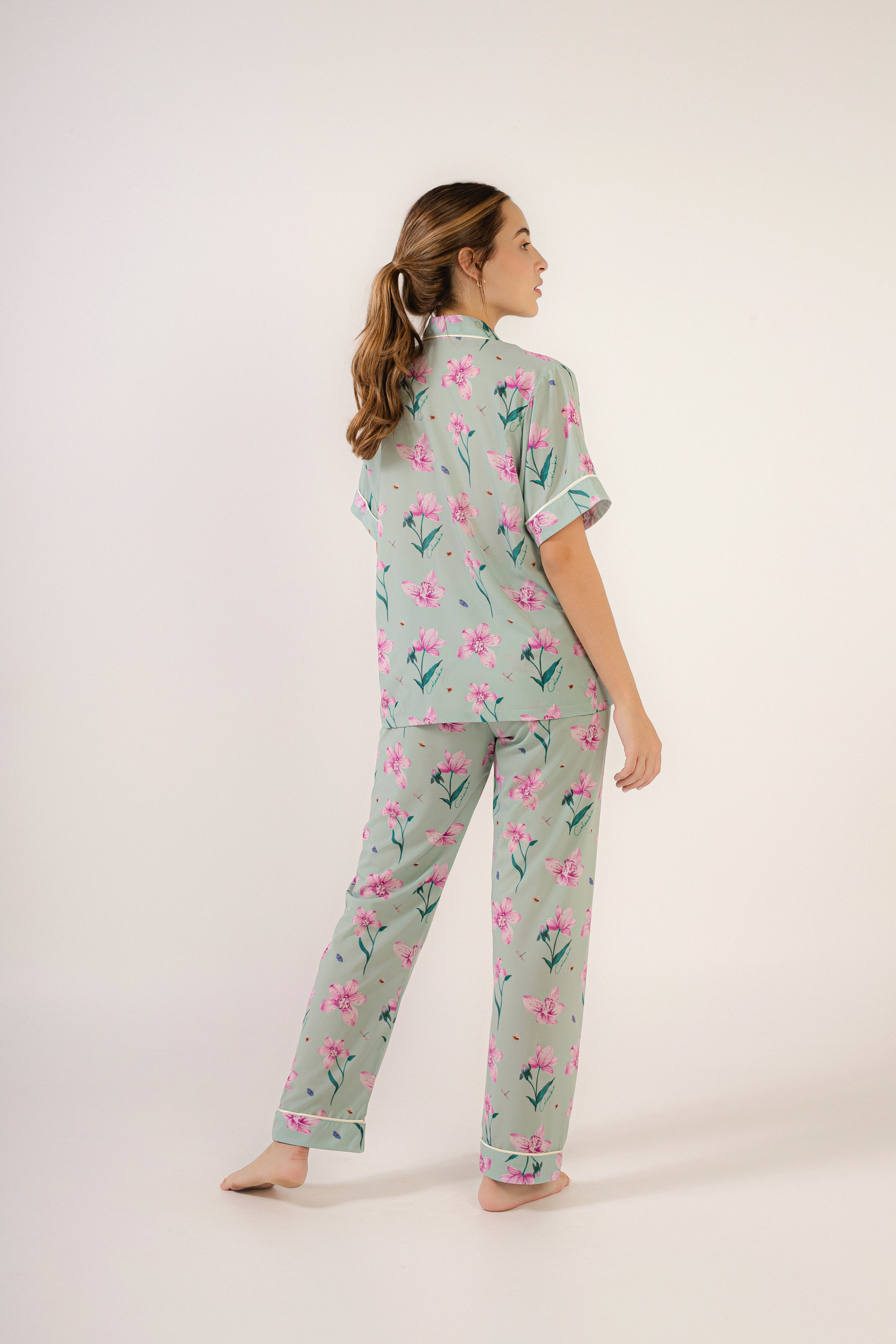 Encanto de Orquídeas-Manga Corta y Pantalón